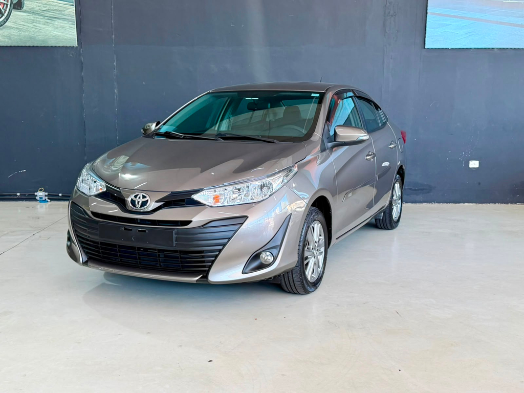 Toyota Yaris Sedan Cinza