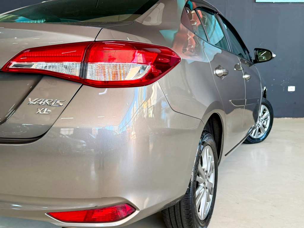 Toyota Yaris Sedan Cinza