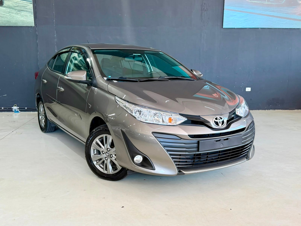 Toyota Yaris Sedan Cinza