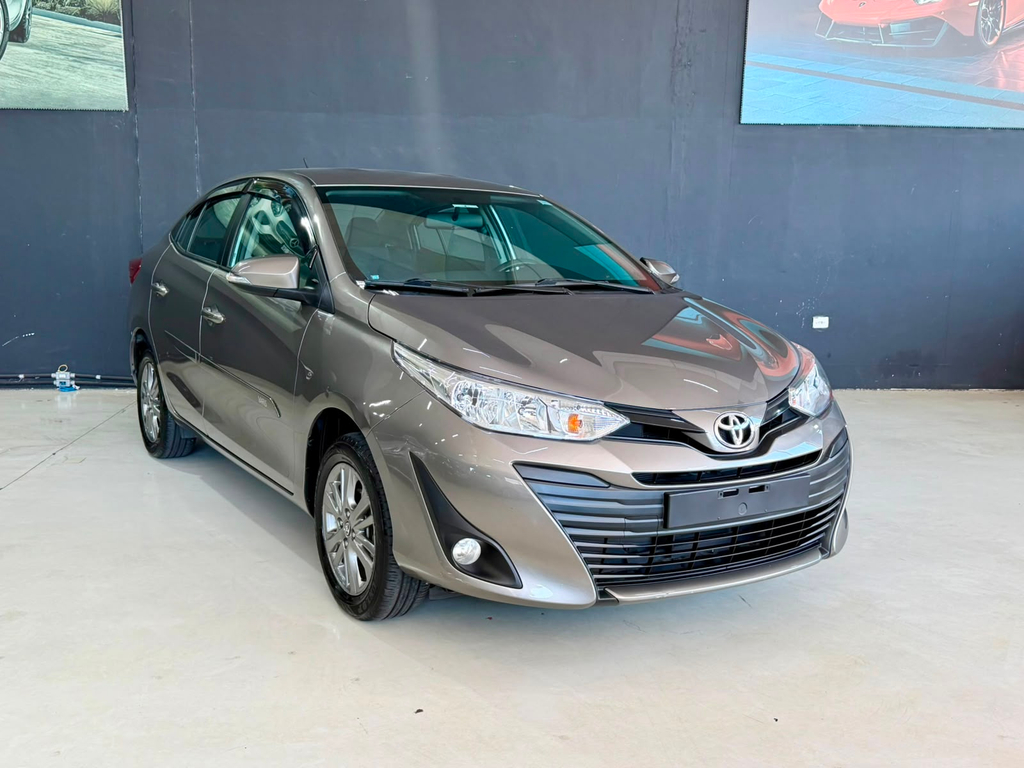 Toyota Yaris Sedan Cinza