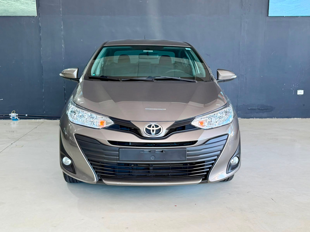 Toyota Yaris Sedan Cinza