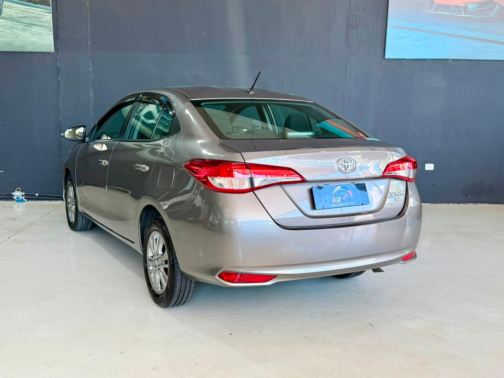 Toyota Yaris Sedan Cinza
