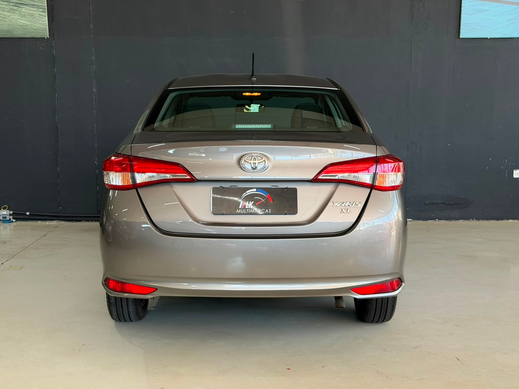 Toyota Yaris Sedan Cinza