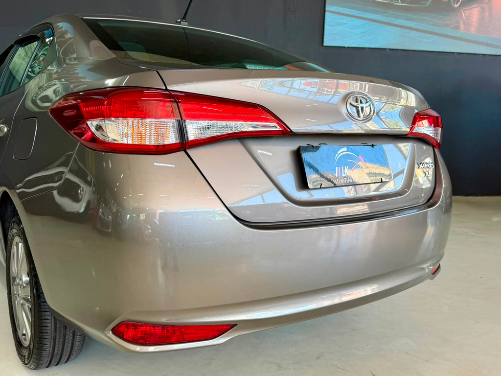 Toyota Yaris Sedan Cinza