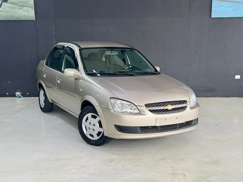 Chevrolet Classic Bege