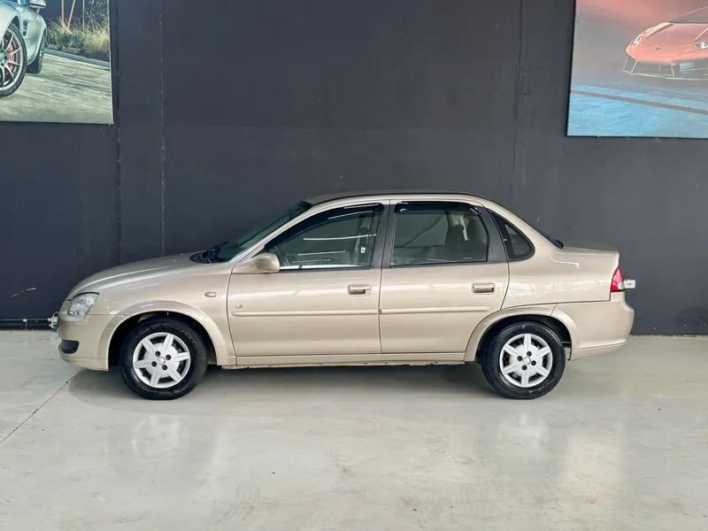 Chevrolet Classic Bege