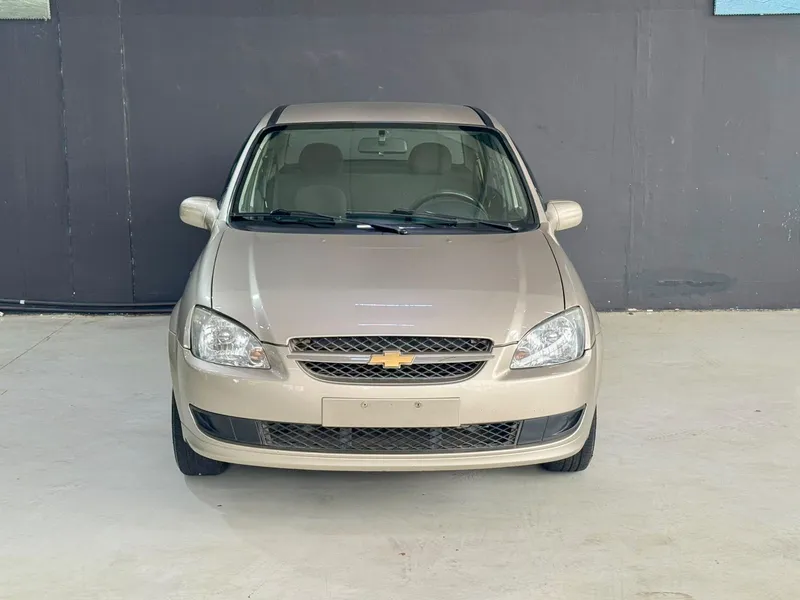 Chevrolet Classic Bege