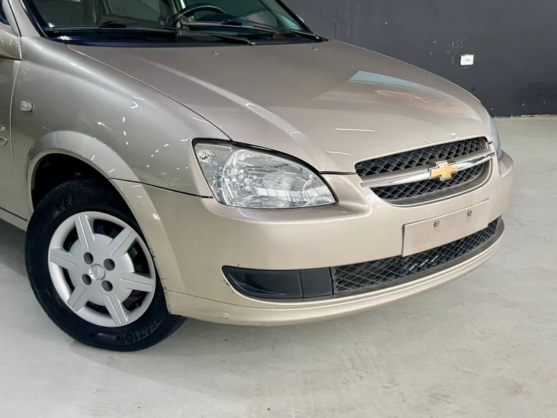 Chevrolet Classic Bege