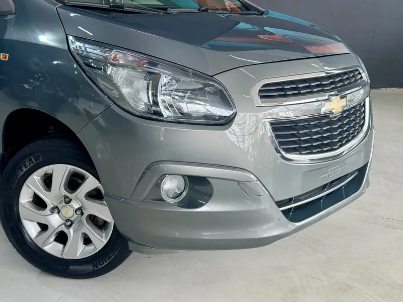 Chevrolet Spin Cinza