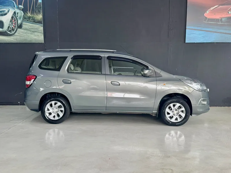 Chevrolet Spin Cinza