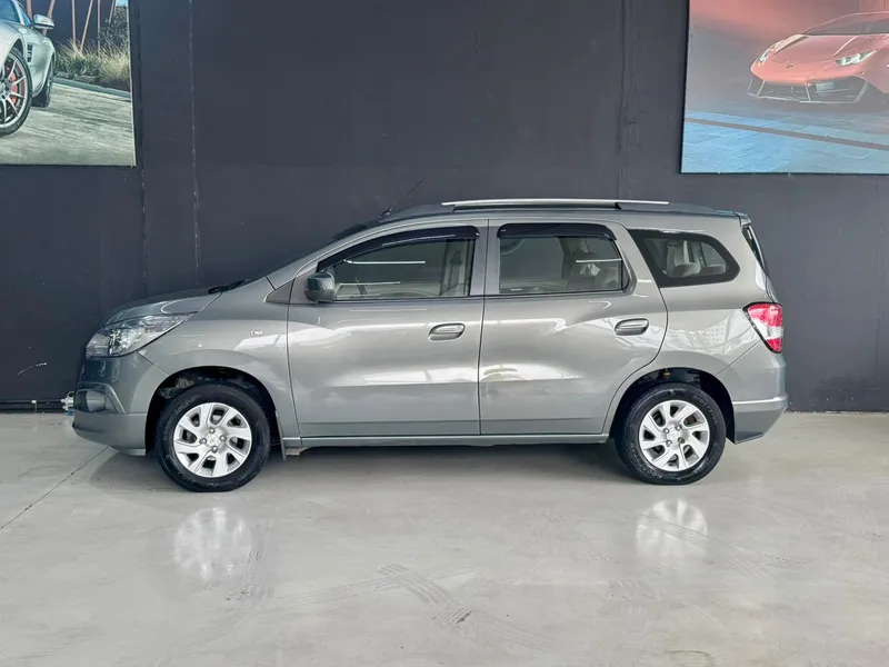 Chevrolet Spin Cinza