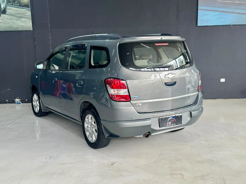 Chevrolet Spin Cinza
