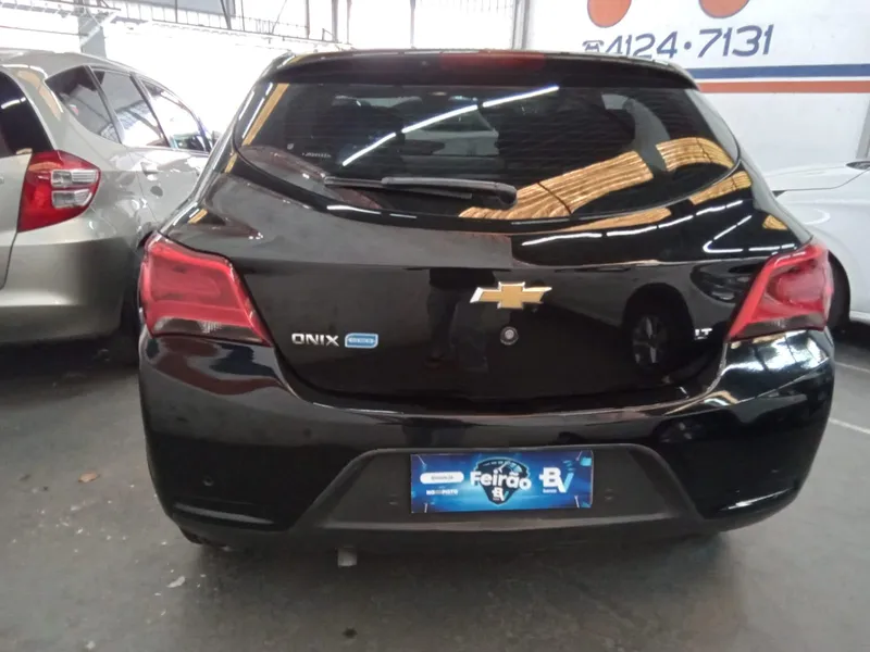 Chevrolet Onix Preto