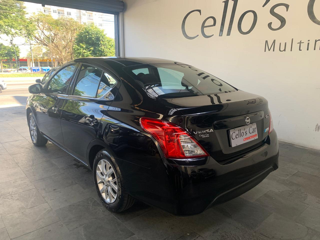 Nissan Versa Preto
