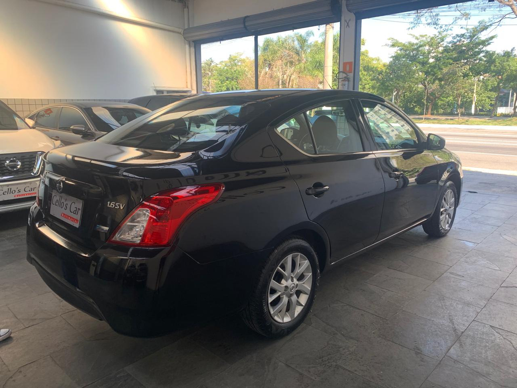 Nissan Versa Preto