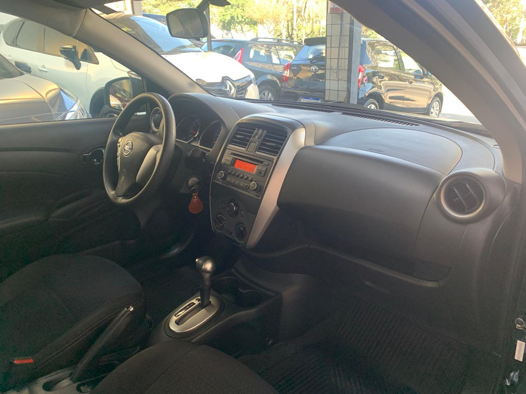 Nissan Versa Preto