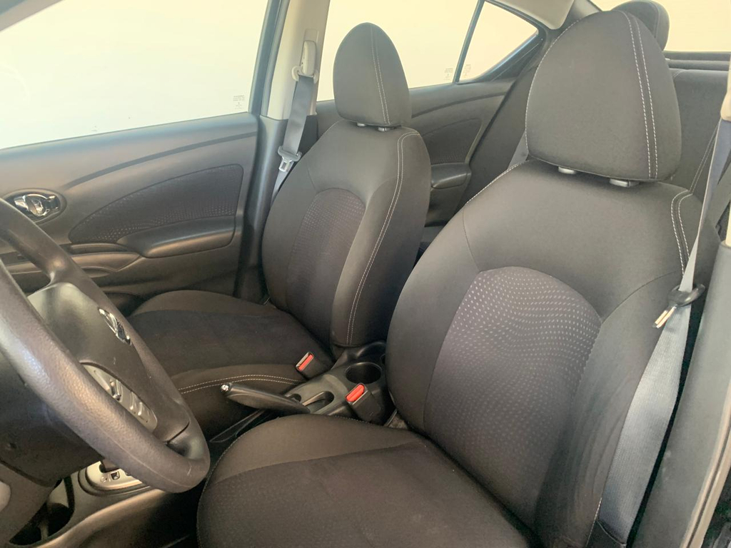 Nissan Versa Preto