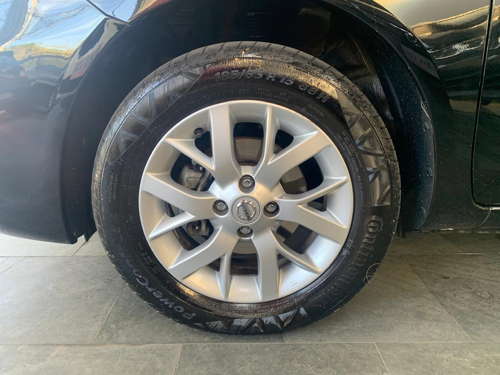 Nissan Versa Preto