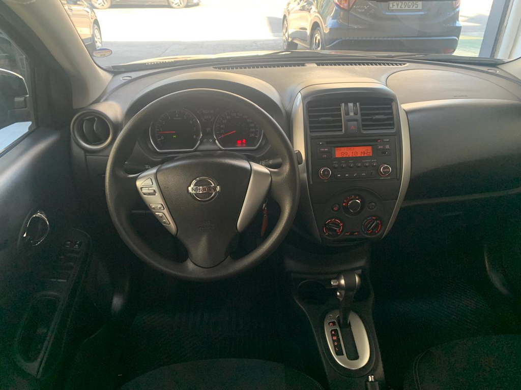 Nissan Versa Preto