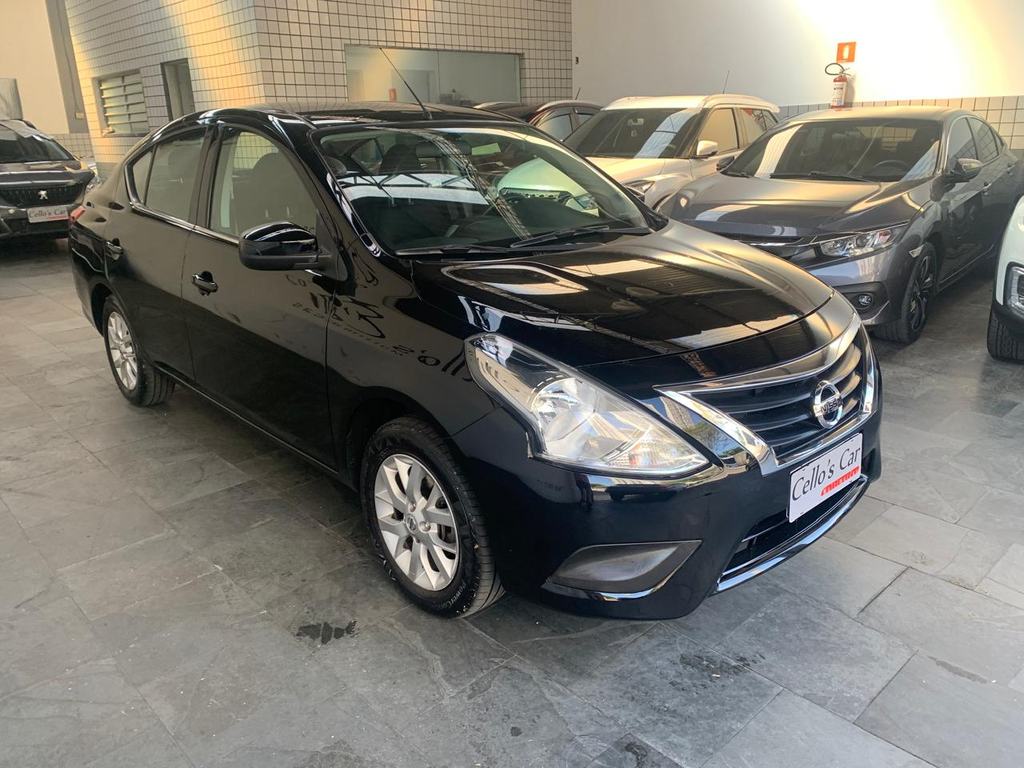 Nissan Versa Preto