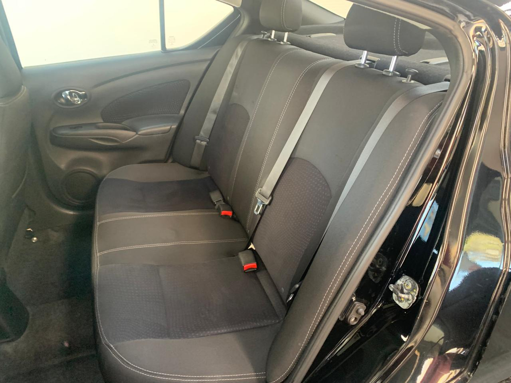 Nissan Versa Preto