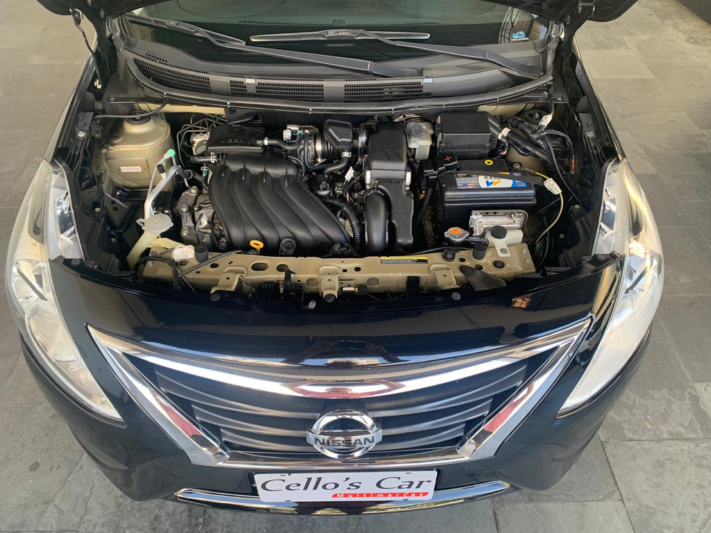 Nissan Versa Preto