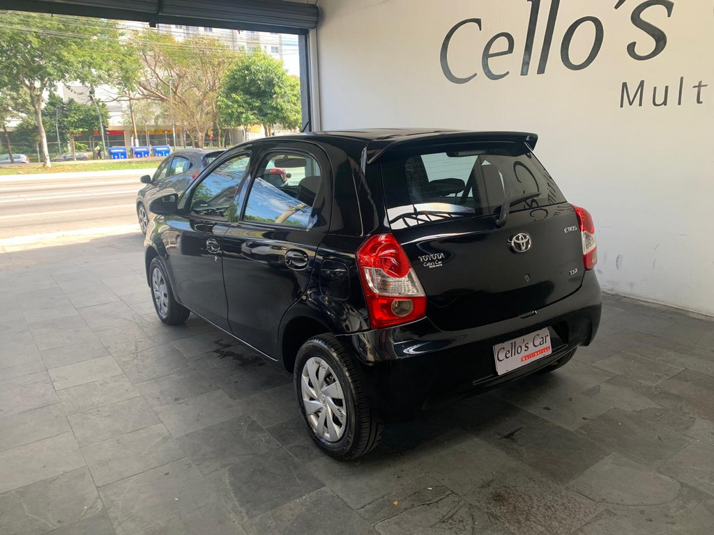 Toyota Etios Hatch Preto
