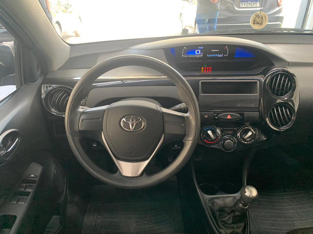 Toyota Etios Hatch Preto
