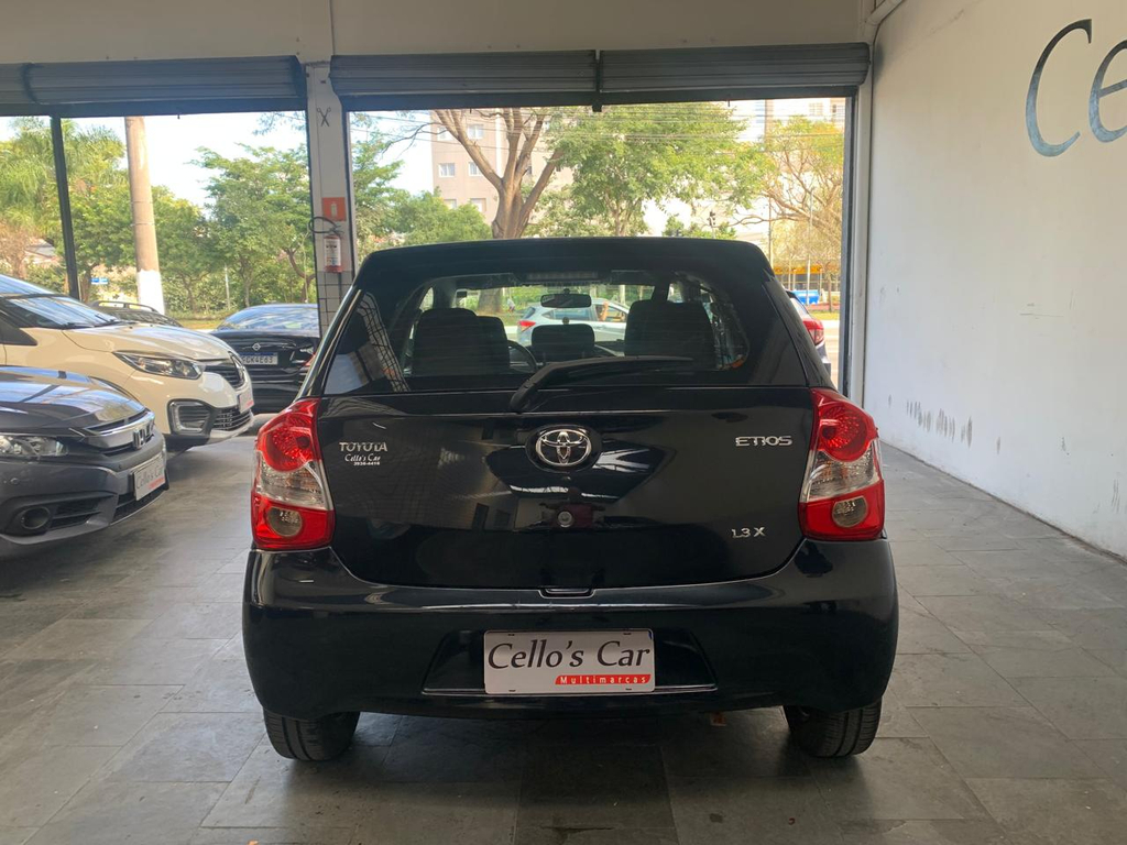Toyota Etios Hatch Preto