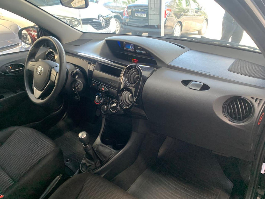 Toyota Etios Hatch Preto
