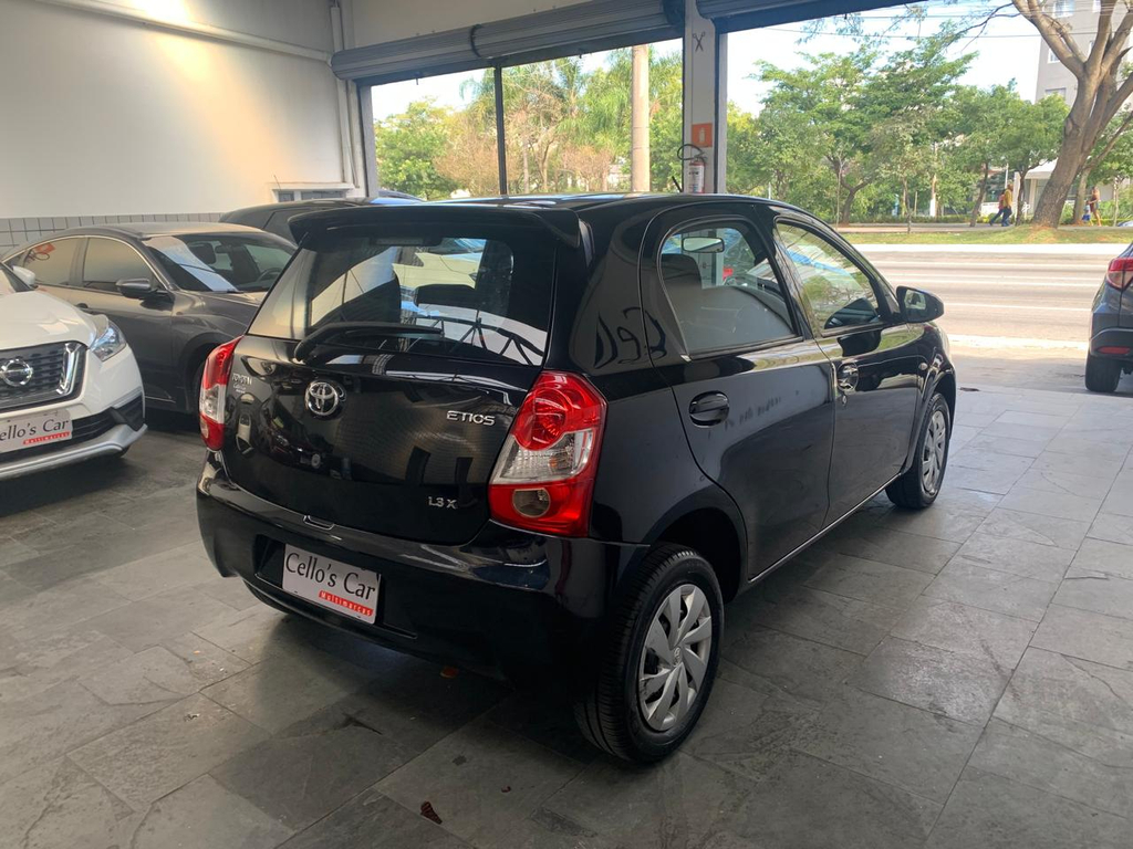 Toyota Etios Hatch Preto