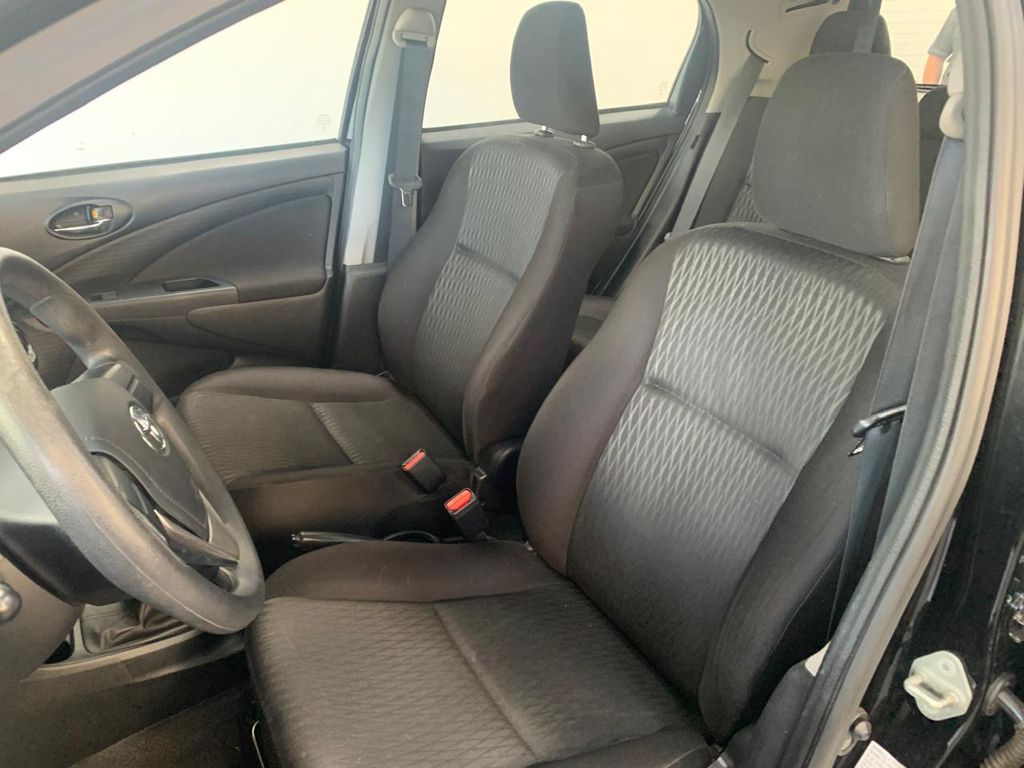 Toyota Etios Hatch Preto