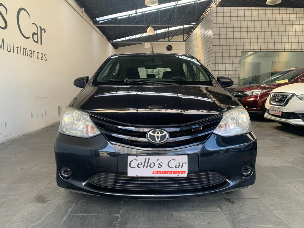 Toyota Etios Hatch Preto