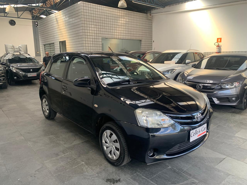 Toyota Etios Hatch Preto
