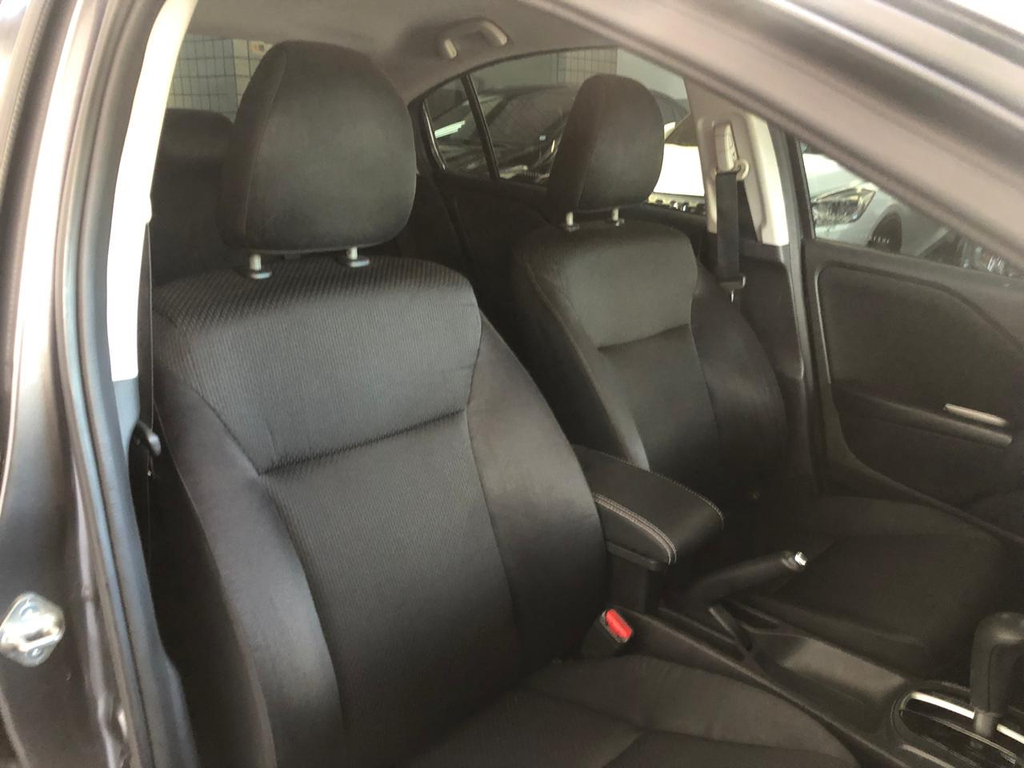 Honda City Cinza