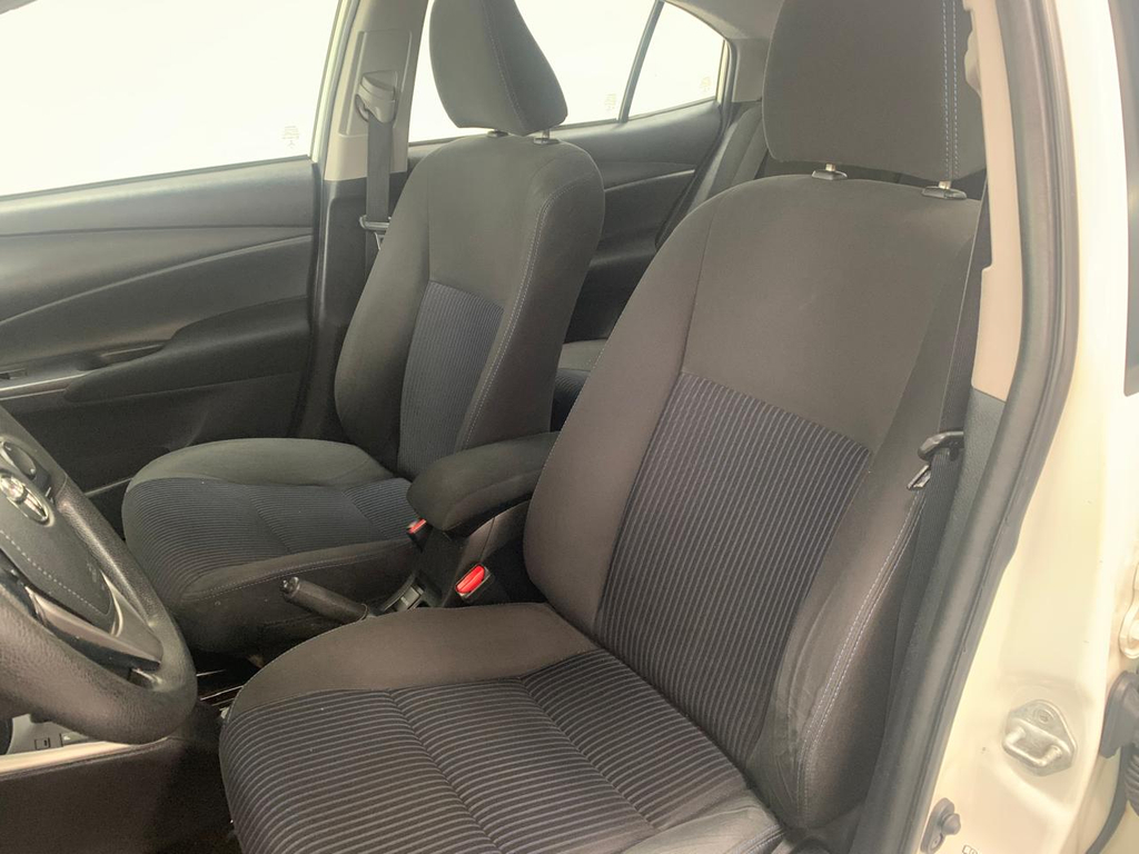 Toyota Yaris Branco