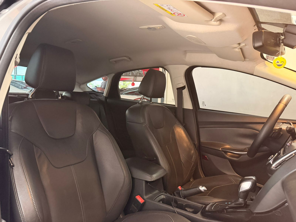 Ford Focus Hatch Cinza