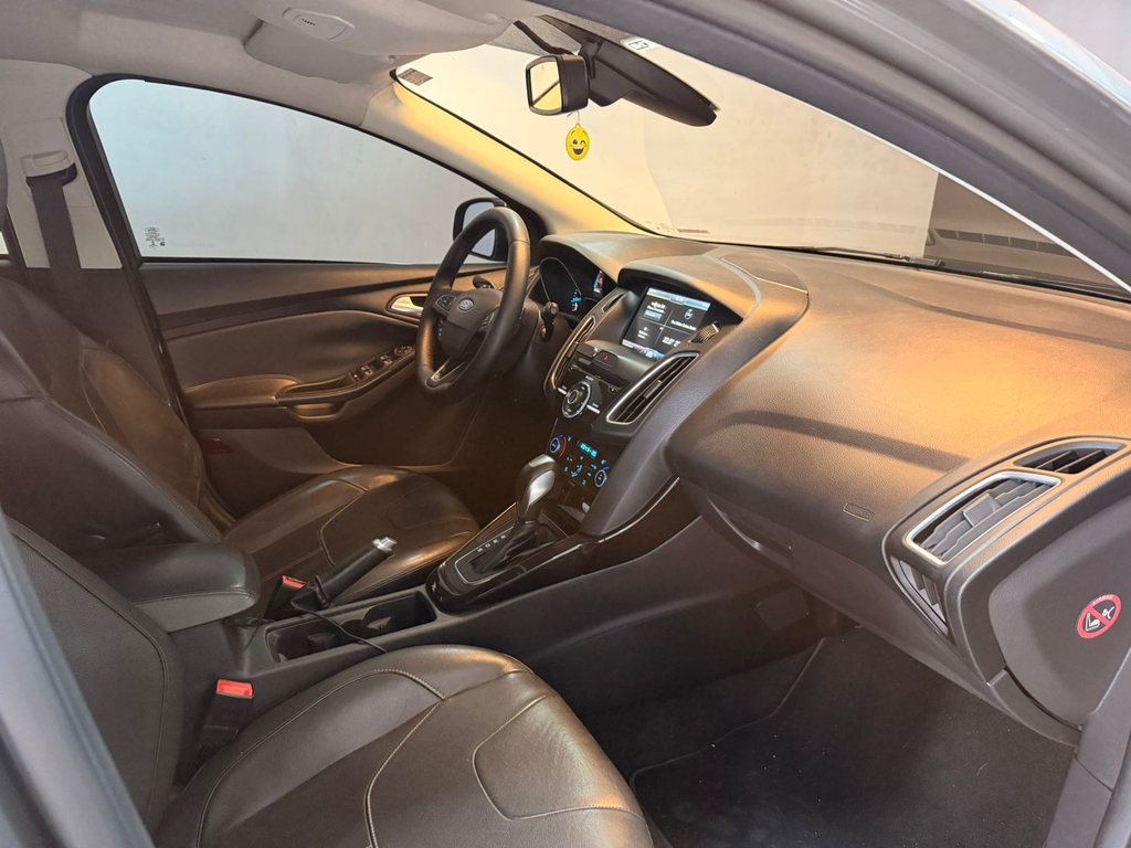 Ford Focus Hatch Cinza
