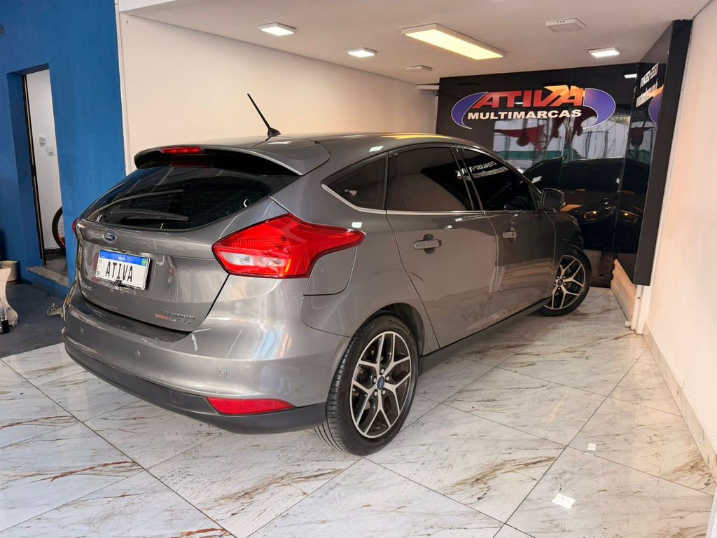 Ford Focus Hatch Cinza