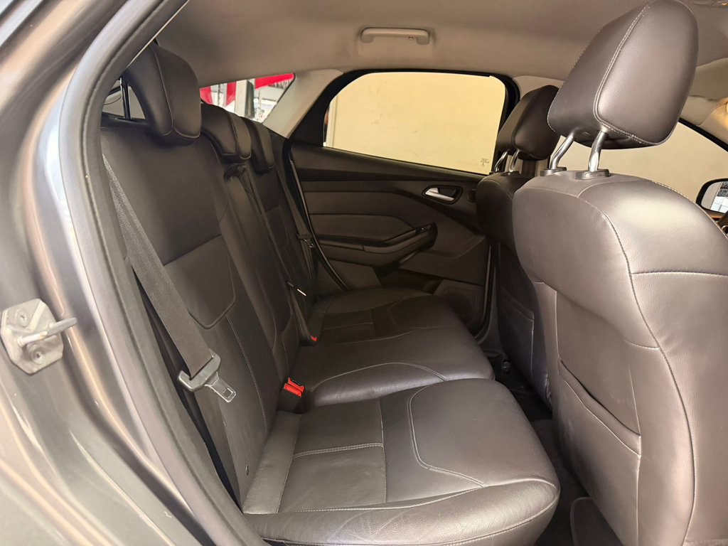Ford Focus Hatch Cinza