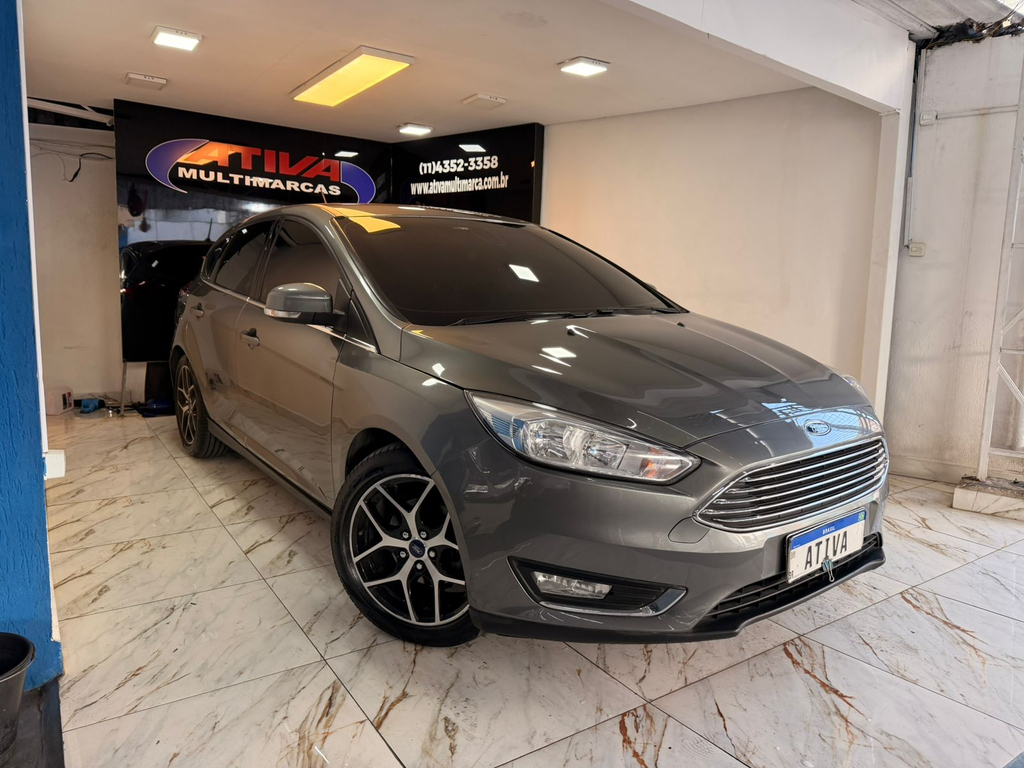Ford Focus Hatch Cinza