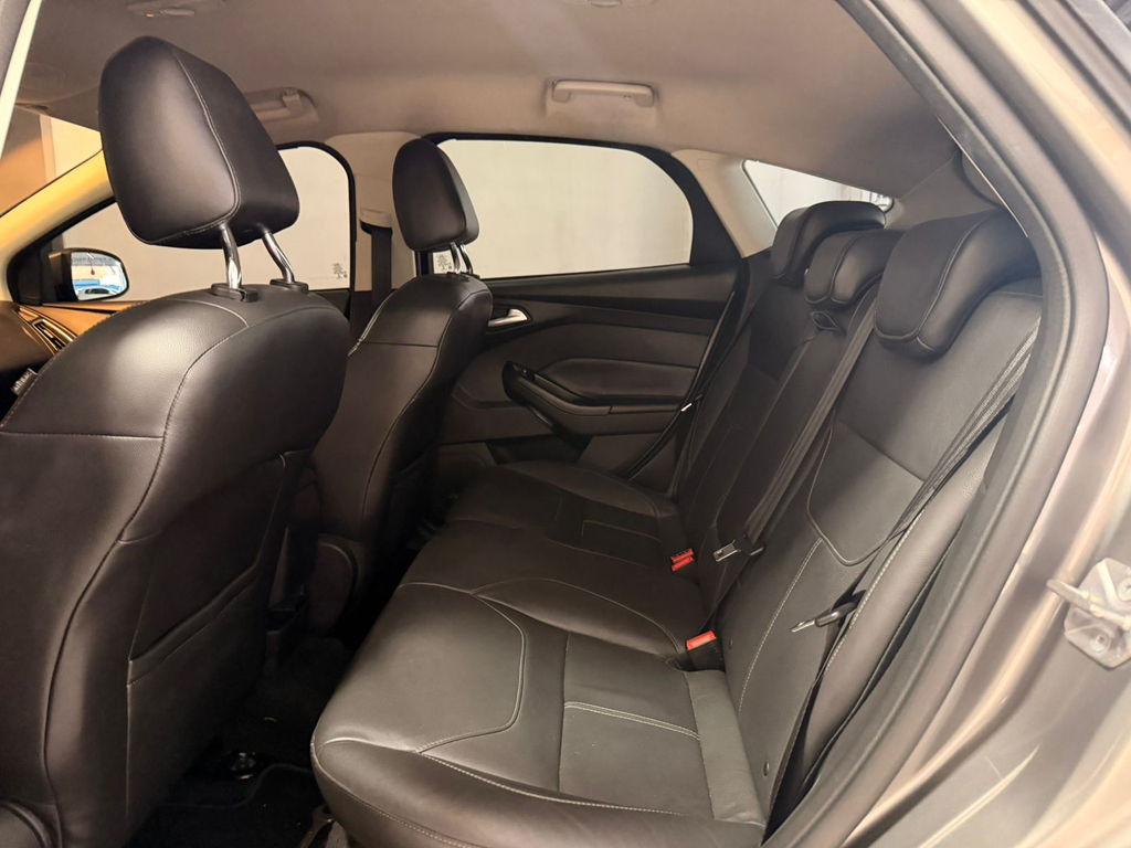 Ford Focus Hatch Cinza