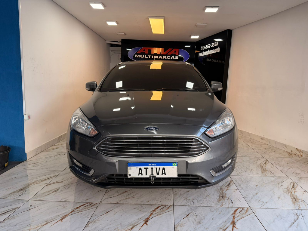 Ford Focus Hatch Cinza