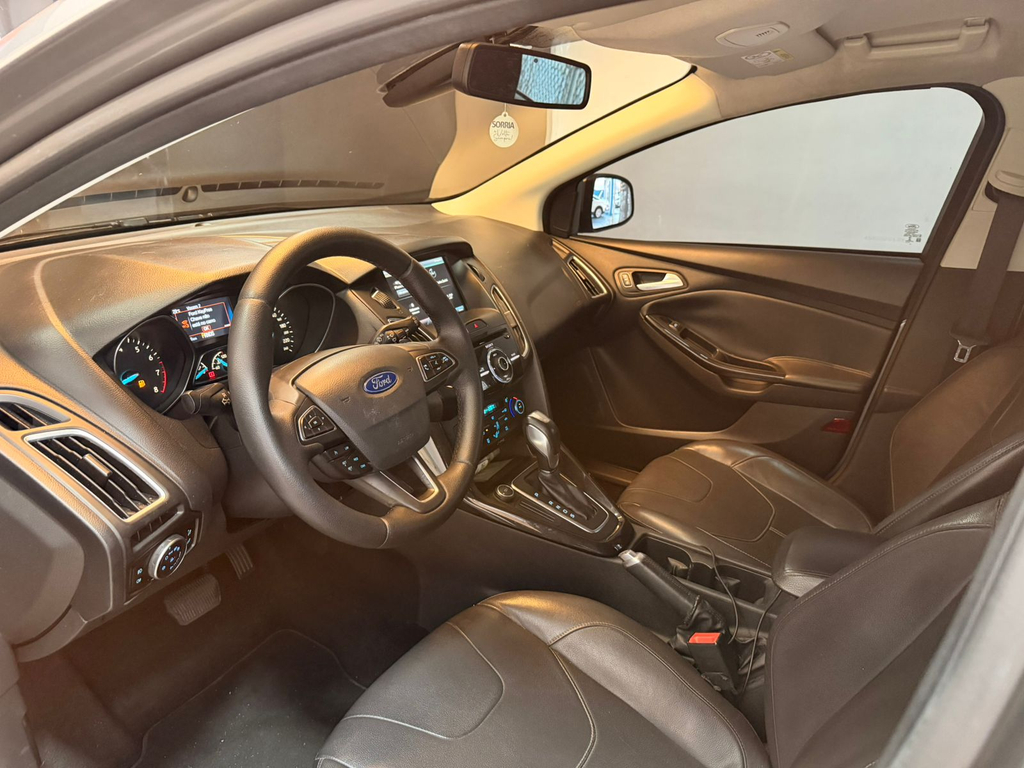 Ford Focus Hatch Cinza
