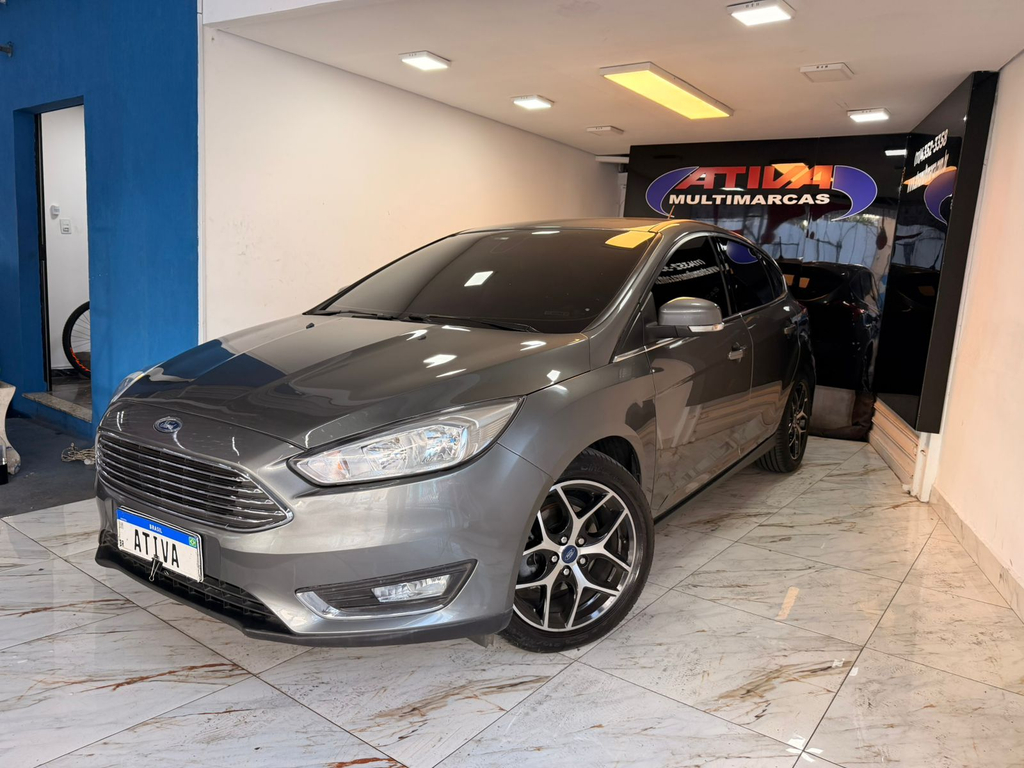 Ford Focus Hatch Cinza