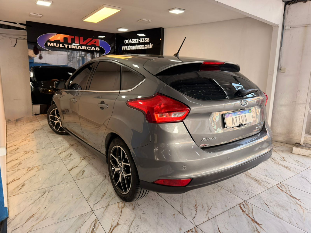 Ford Focus Hatch Cinza