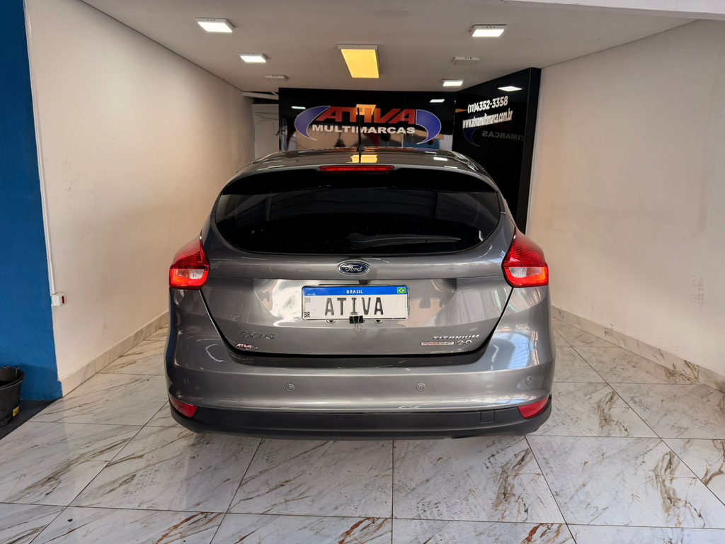 Ford Focus Hatch Cinza