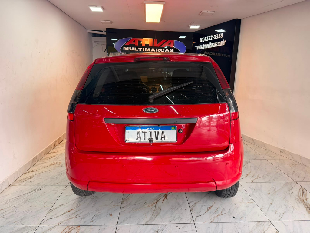 Ford Fiesta Hatch Vermelho