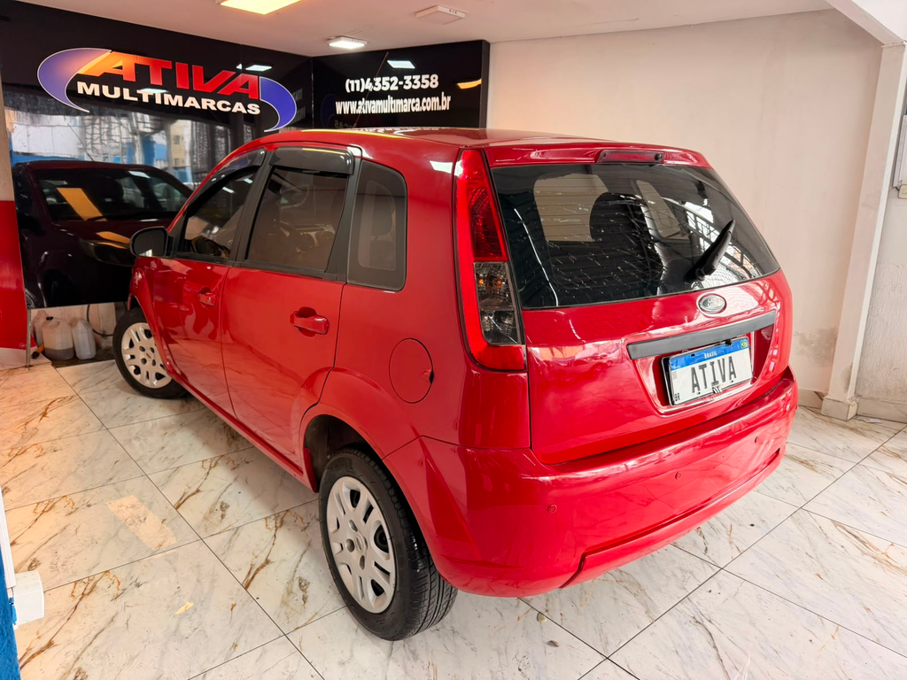 Ford Fiesta Hatch Vermelho