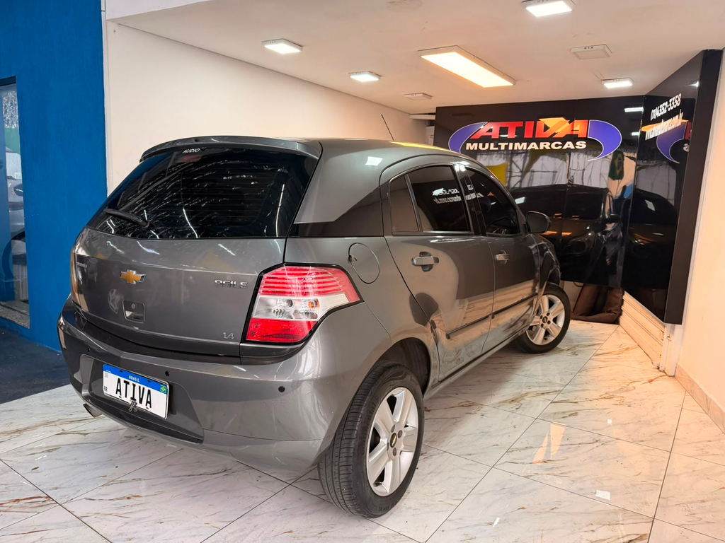 Chevrolet Agile Cinza